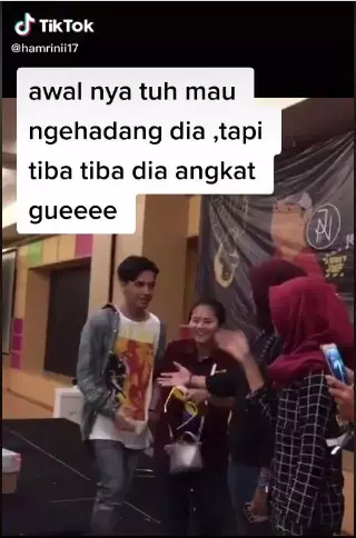 Jefri Nichol gendong fans © Istimewa