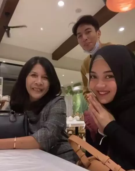 kedekatan putri delina dan keluarga jeffry © Instagram