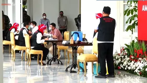 Raffi Ahmad divaksin © 2021 brilio.net Raffi Ahmad divaksin © 2021 brilio.net