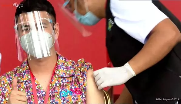 Raffi Ahmad divaksin © 2021 brilio.net Raffi Ahmad divaksin © 2021 brilio.net