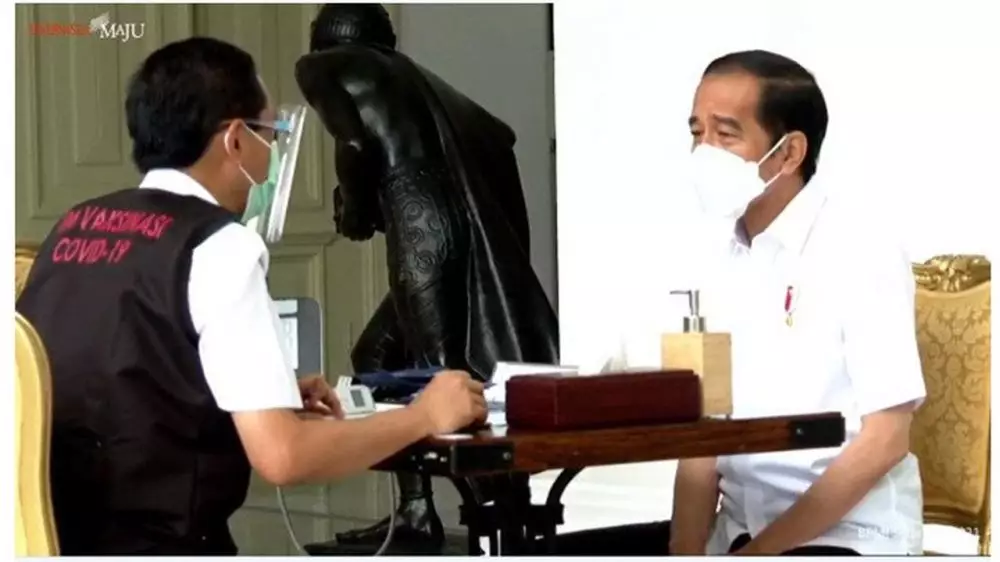 momen jokowi vaksinasi covid-19 © YouTube