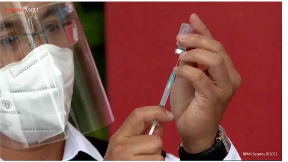 momen jokowi vaksinasi covid-19 © YouTube