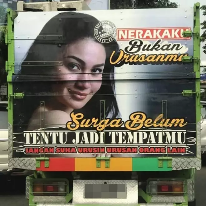 Potret pesinetron jadi gambar bak truk © Instagram Potret pesinetron jadi gambar bak truk © Instagram