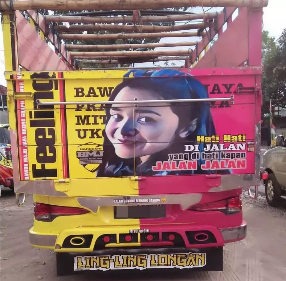 Potret pesinetron jadi gambar bak truk © Instagram Potret pesinetron jadi gambar bak truk © Instagram