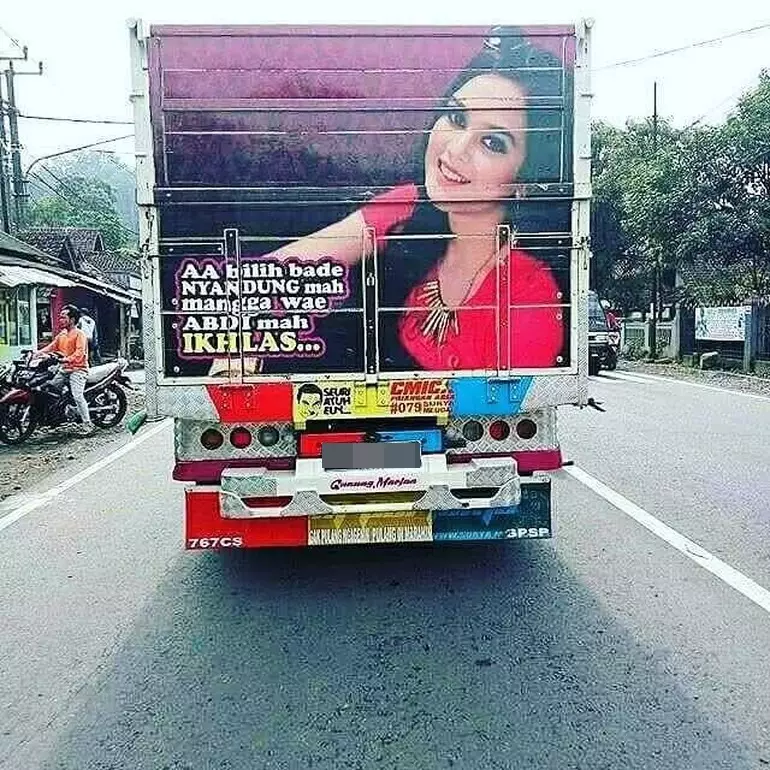 Potret pesinetron jadi gambar bak truk © Instagram Potret pesinetron jadi gambar bak truk © Instagram
