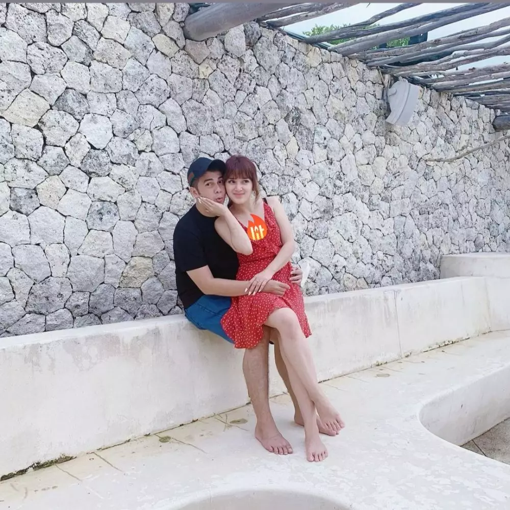 Momen bulan madu Rosiana Dewi dan Handika Pratama © 2021 brilio.net Momen bulan madu Rosiana Dewi dan Handika Pratama © 2021 brilio.net