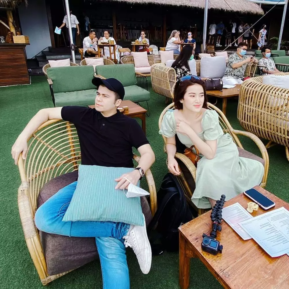 Momen bulan madu Rosiana Dewi dan Handika Pratama © 2021 brilio.net Momen bulan madu Rosiana Dewi dan Handika Pratama © 2021 brilio.net