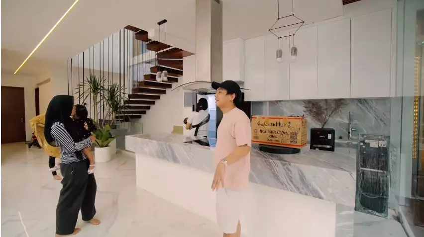 rumah raditya dika usai renovasi © YouTube rumah raditya dika usai renovasi © YouTube