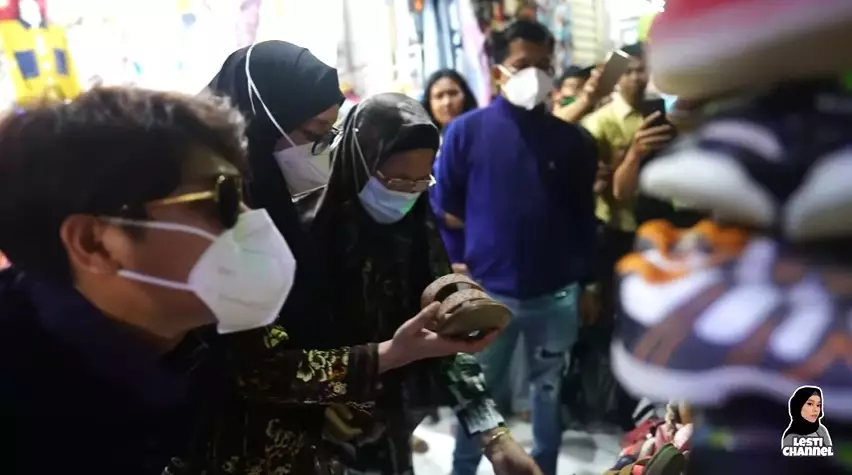 Lesty Kejora dan Rizky Billar di pasar © YouTube Lesty Kejora dan Rizky Billar di pasar © YouTube