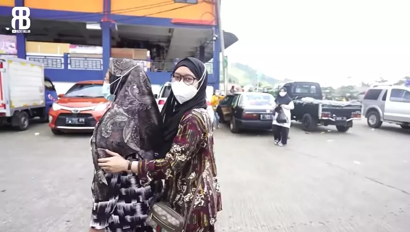 Lesty Kejora dan Rizky Billar di pasar © YouTube Lesty Kejora dan Rizky Billar di pasar © YouTube