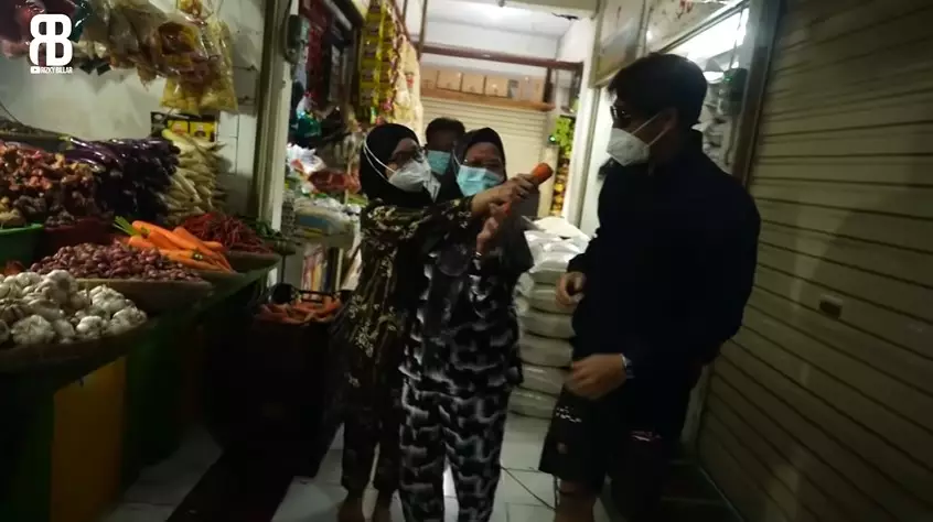 Lesty Kejora dan Rizky Billar di pasar © YouTube Lesty Kejora dan Rizky Billar di pasar © YouTube