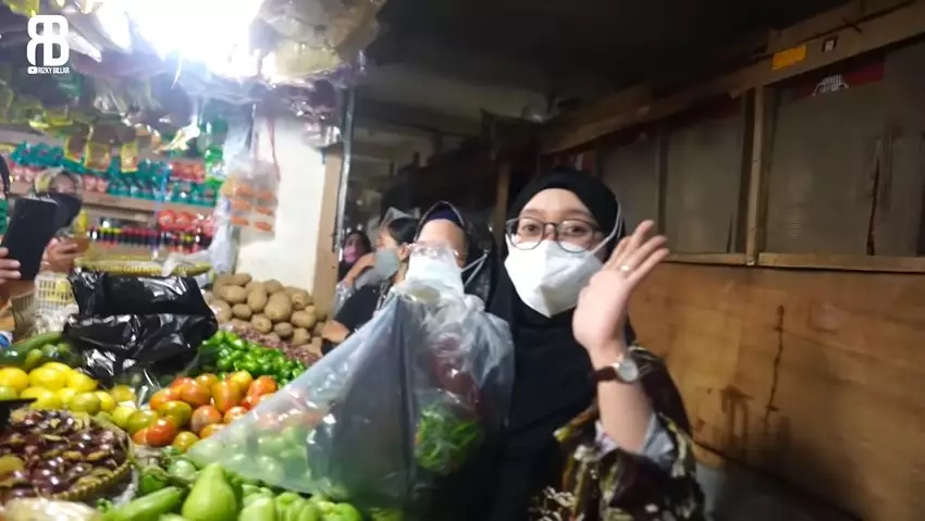 Lesty Kejora dan Rizky Billar di pasar © YouTube Lesty Kejora dan Rizky Billar di pasar © YouTube