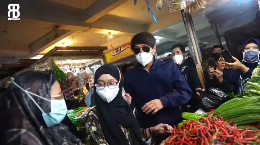 Lesty Kejora dan Rizky Billar di pasar © YouTube Lesty Kejora dan Rizky Billar di pasar © YouTube