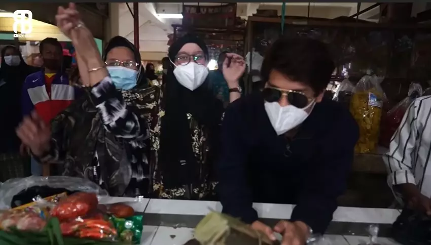 Lesty Kejora dan Rizky Billar di pasar © YouTube Lesty Kejora dan Rizky Billar di pasar © YouTube