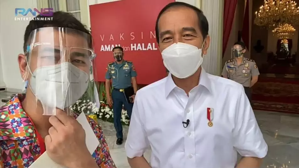 Reaksi Raffi Ahmad usai vaksin © 2021 brilio.net YouTube Reaksi Raffi Ahmad usai vaksin © 2021 brilio.net YouTube