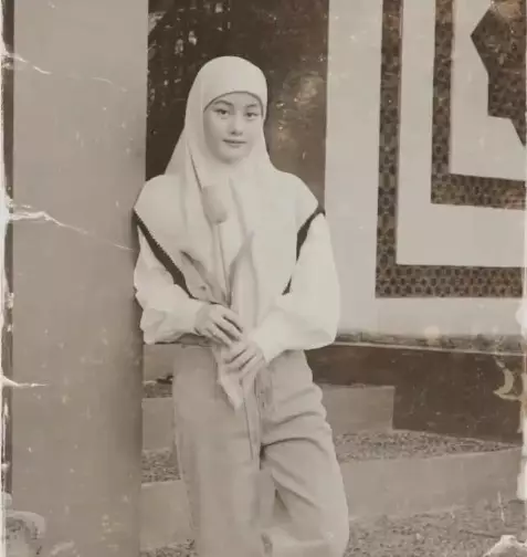 Gaya seleb cantik ala 90-an © berbagai sumber Gaya seleb cantik ala 90-an © berbagai sumber