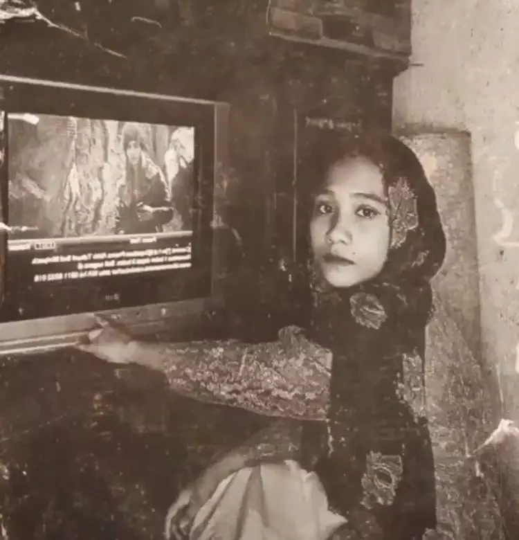 Gaya seleb cantik ala 90-an © berbagai sumber Gaya seleb cantik ala 90-an © berbagai sumber