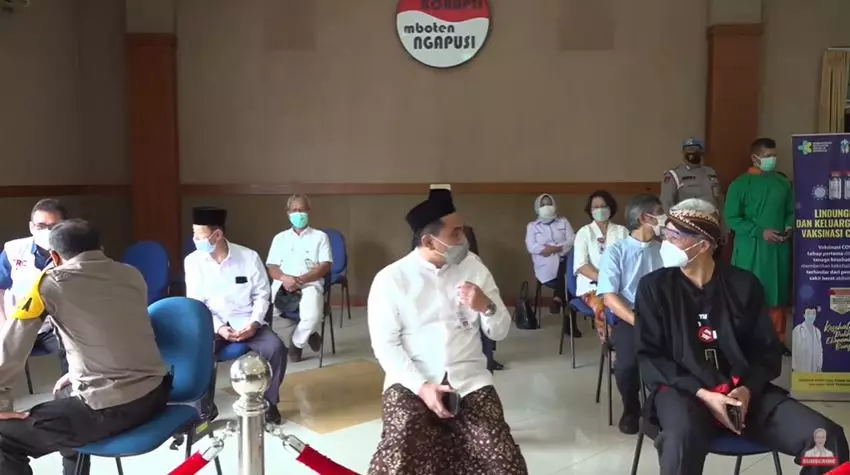 momen ganjar pranowo vaksinasi © YouTube