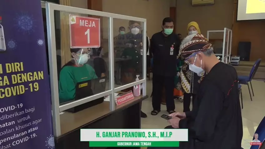 momen ganjar pranowo vaksinasi © YouTube