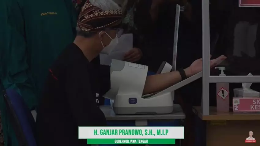 momen ganjar pranowo vaksinasi © YouTube