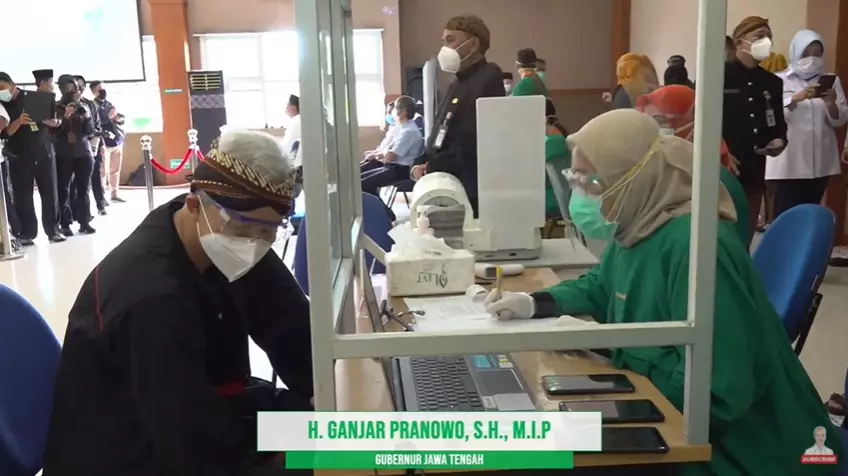 momen ganjar pranowo vaksinasi © YouTube