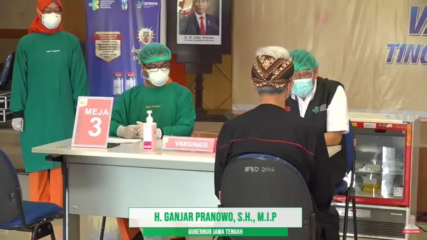 momen ganjar pranowo vaksinasi © YouTube momen ganjar pranowo vaksinasi © YouTube