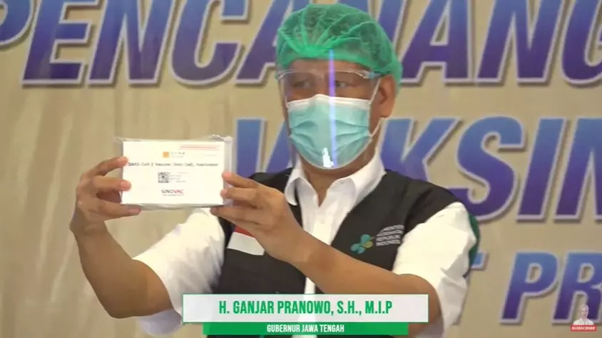 momen ganjar pranowo vaksinasi © YouTube