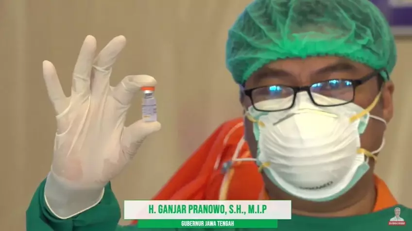 momen ganjar pranowo vaksinasi © YouTube