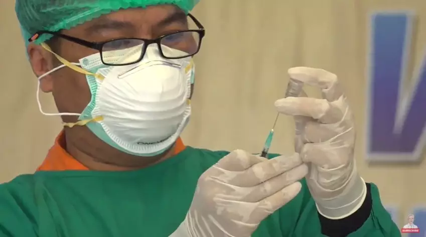 momen ganjar pranowo vaksinasi © YouTube