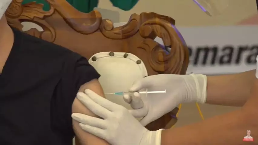 momen ganjar pranowo vaksinasi © YouTube