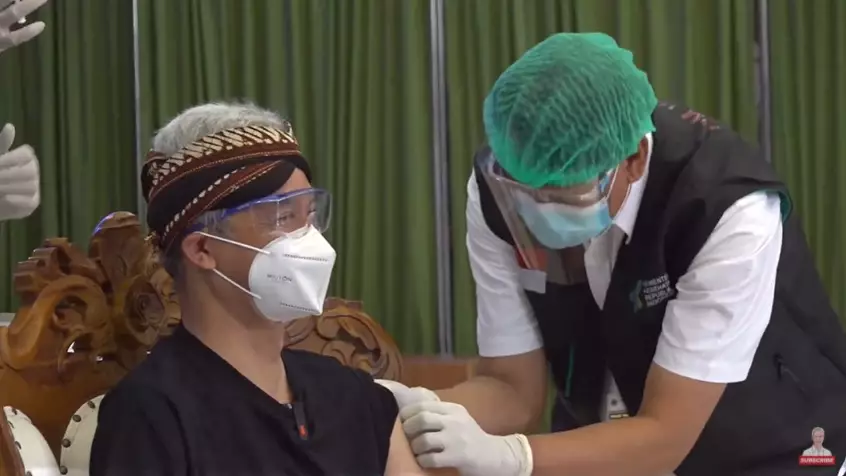 momen ganjar pranowo vaksinasi © YouTube