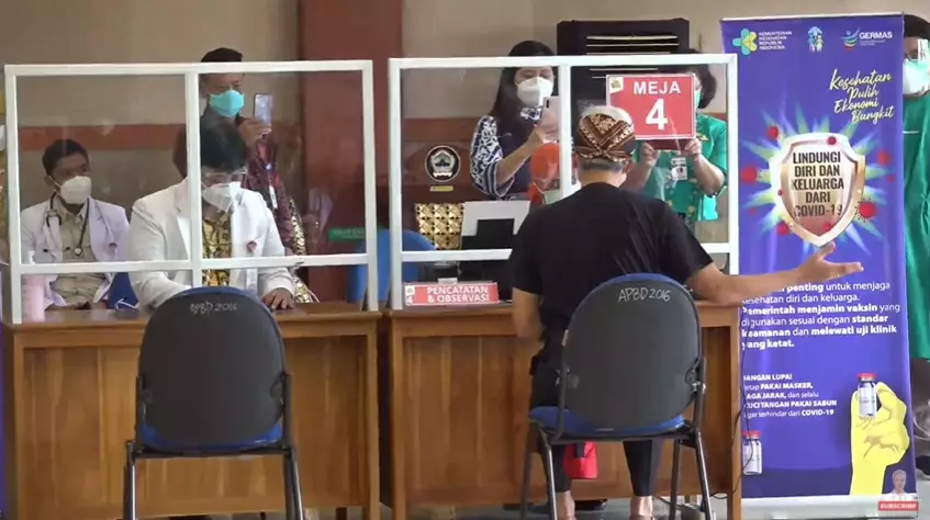 momen ganjar pranowo vaksinasi © YouTube