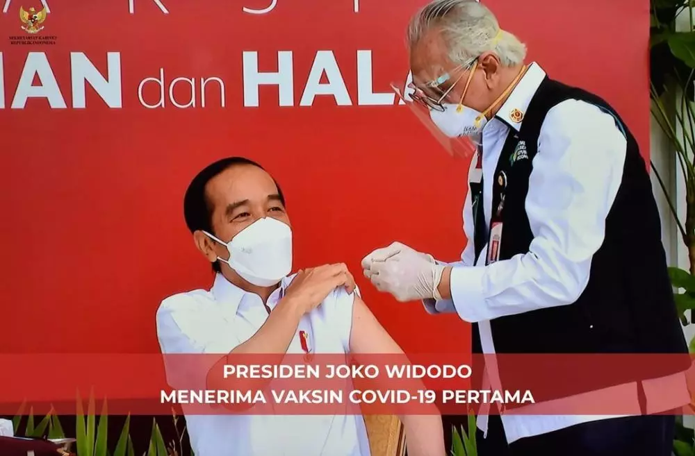 tangan gemetar dokter vaksin jokowi © Berbagai Sumber tangan gemetar dokter vaksin jokowi © Berbagai Sumber