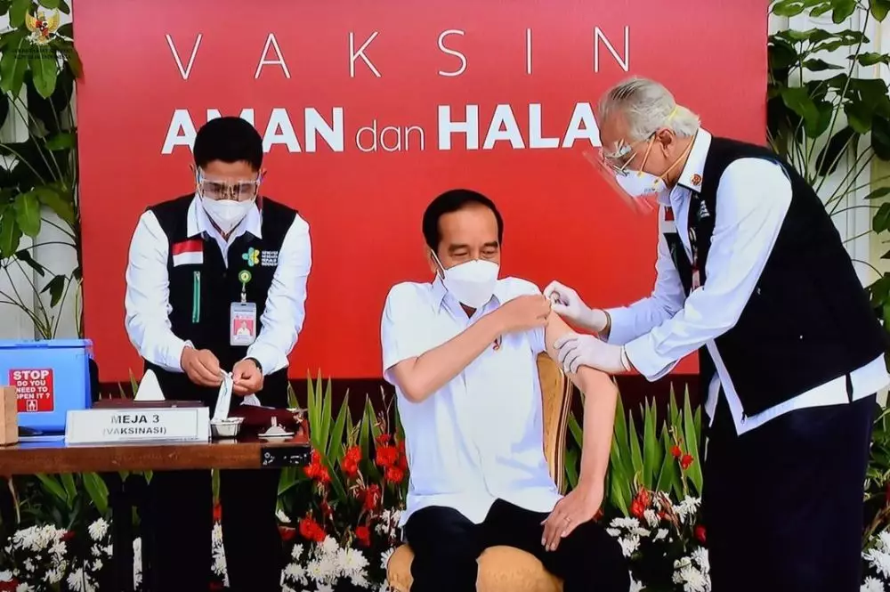 tangan gemetar dokter vaksin jokowi © Berbagai Sumber tangan gemetar dokter vaksin jokowi © Berbagai Sumber