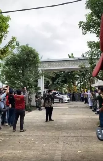 Momen pemakaman Syekh Ali Jaber © 2021 brilio.net Momen pemakaman Syekh Ali Jaber © 2021 brilio.net