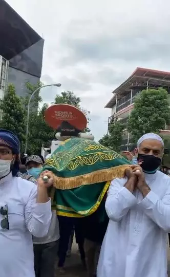 Momen pemakaman Syekh Ali Jaber © 2021 brilio.net Momen pemakaman Syekh Ali Jaber © 2021 brilio.net