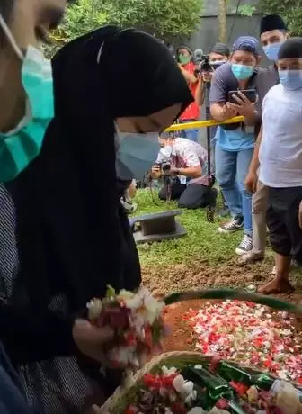 Momen pemakaman Syekh Ali Jaber © 2021 brilio.net Momen pemakaman Syekh Ali Jaber © 2021 brilio.net