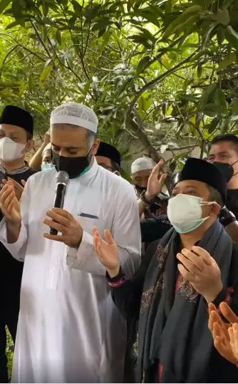 Momen pemakaman Syekh Ali Jaber © 2021 brilio.net Momen pemakaman Syekh Ali Jaber © 2021 brilio.net