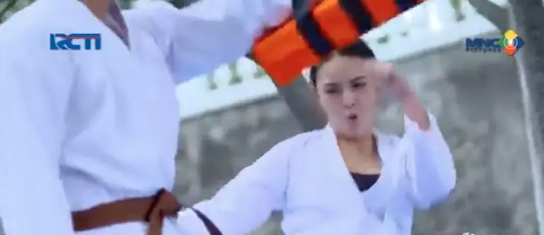  Amanda Manopo pakai baju bela diri © 2021 brilio.net