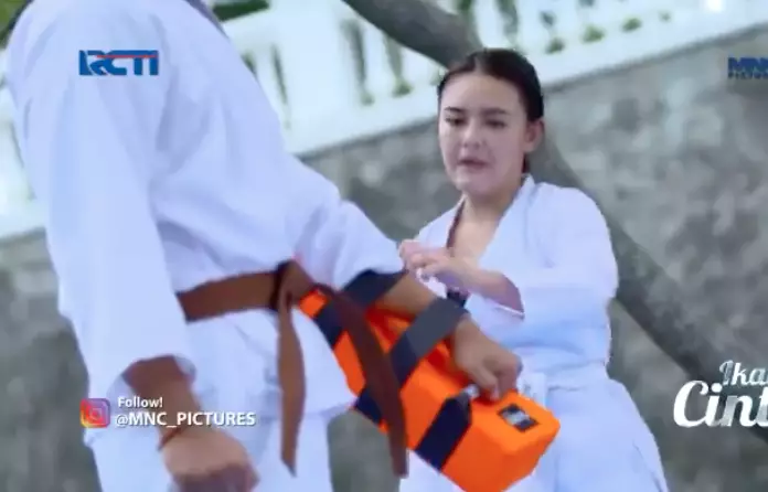  Amanda Manopo pakai baju bela diri © 2021 brilio.net