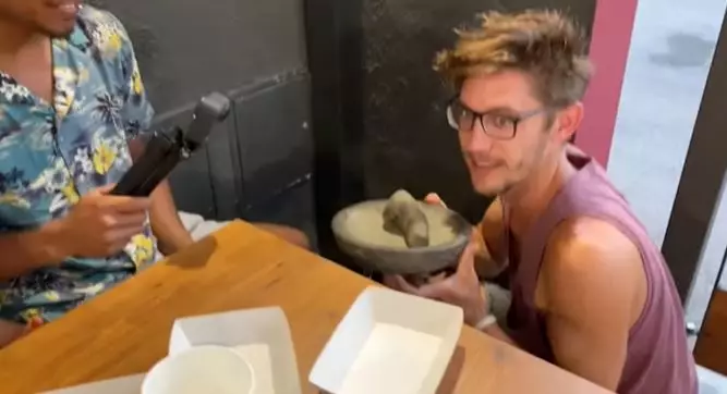 makan di restoran bawa cobek Berbagai sumber