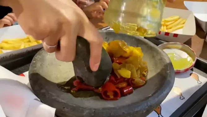 makan di restoran bawa cobek Berbagai sumber