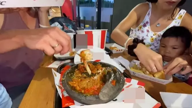 makan di restoran bawa cobek Berbagai sumber