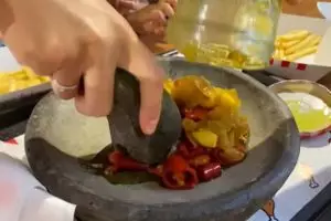 Kisah bule bawa cobek ke rumah makan, bikin senyum sendiri