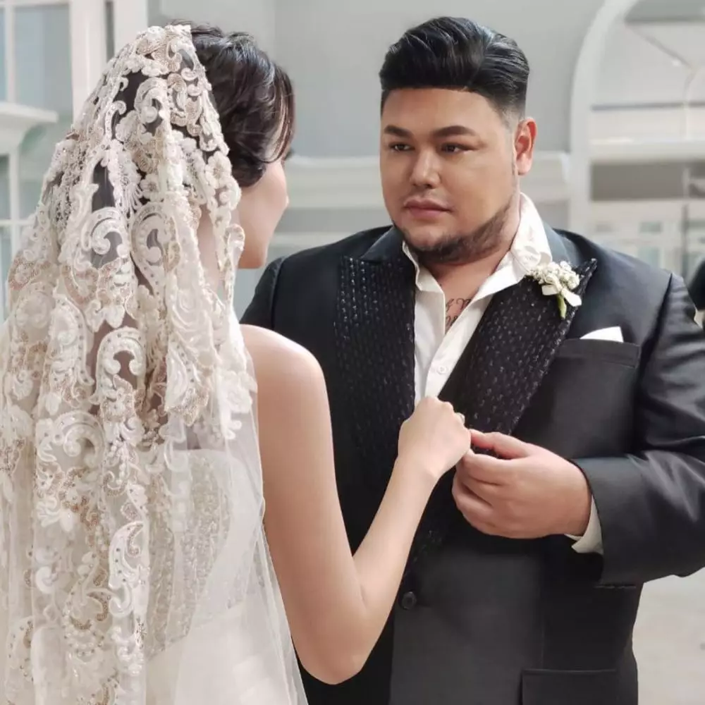 Potret Ivan Gunawan & Bella Aprilia pakai baju pengantin Instagram