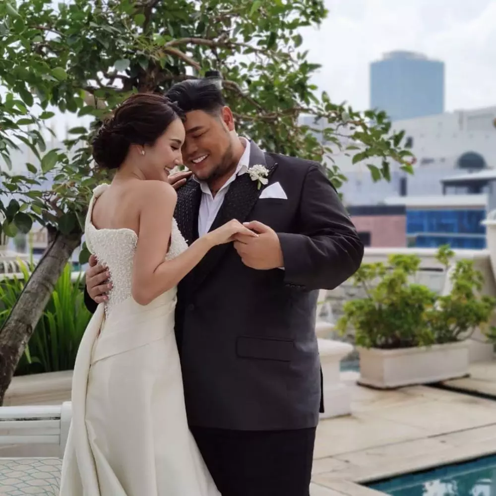 Potret Ivan Gunawan & Bella Aprilia pakai baju pengantin Instagram