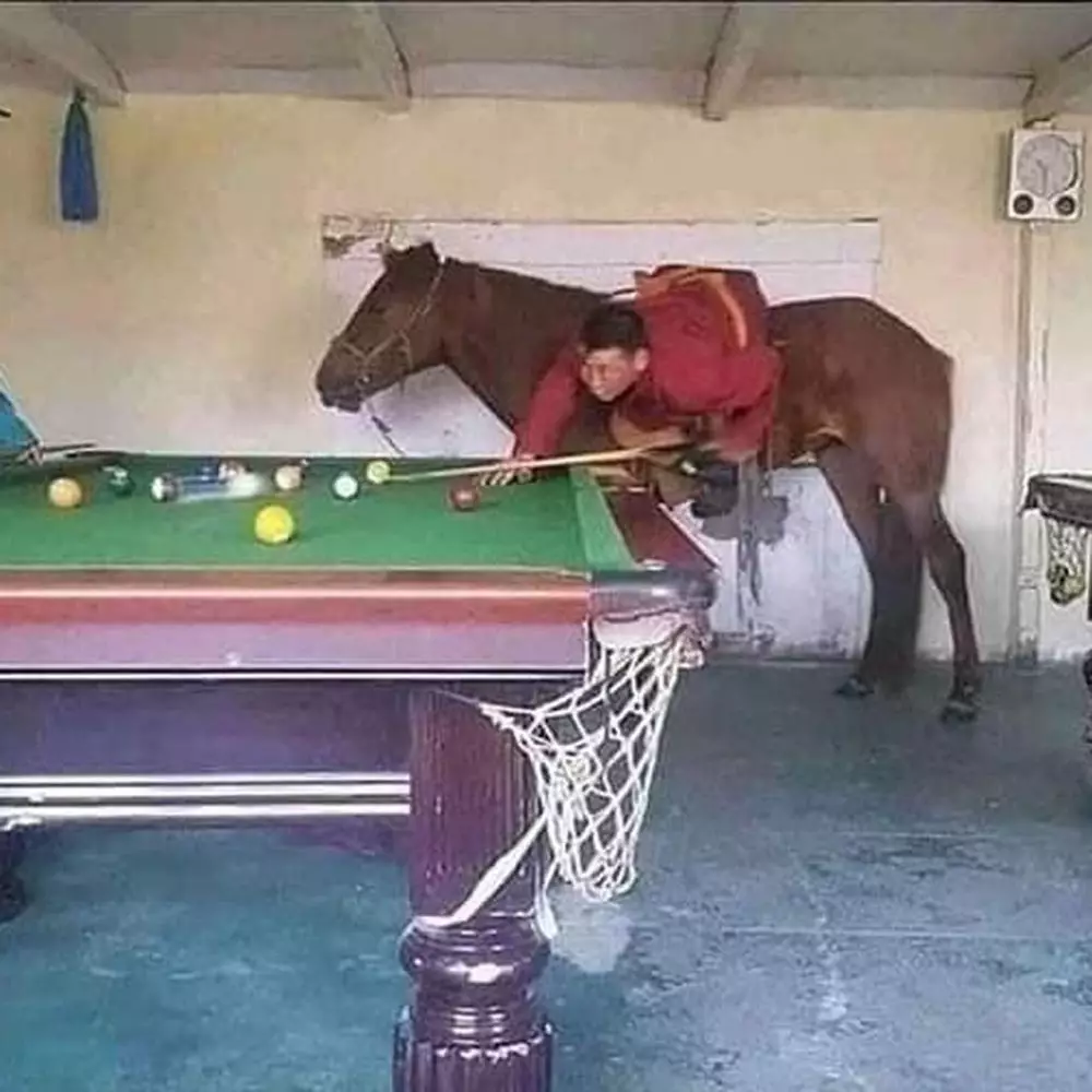 potret orang main biliar © Berbagai Sumber