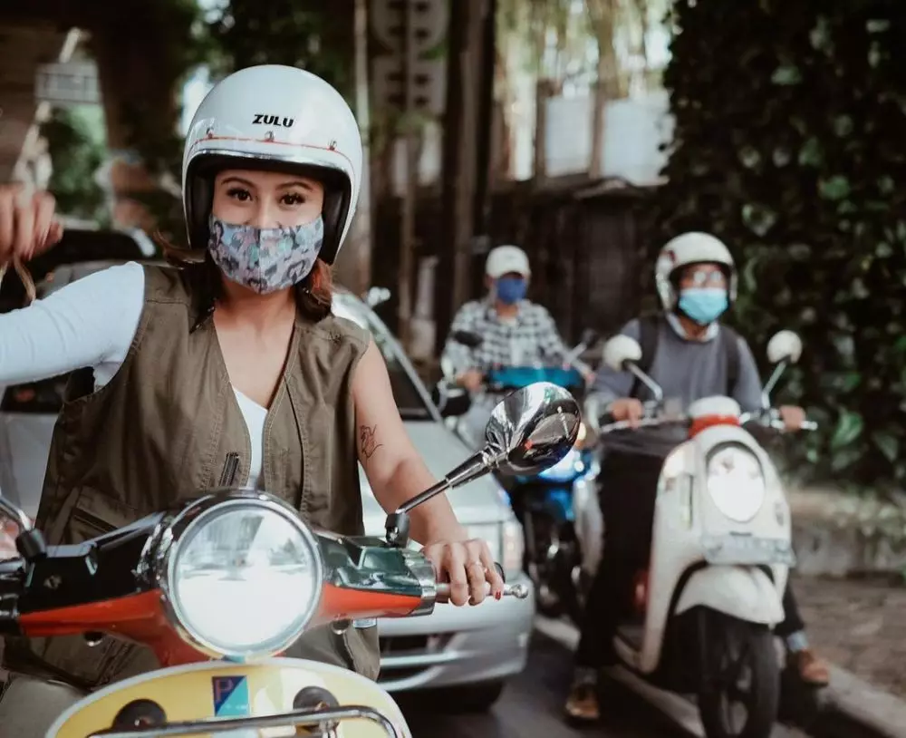 Potret Awkarin saat motoran bareng mantan Instagram