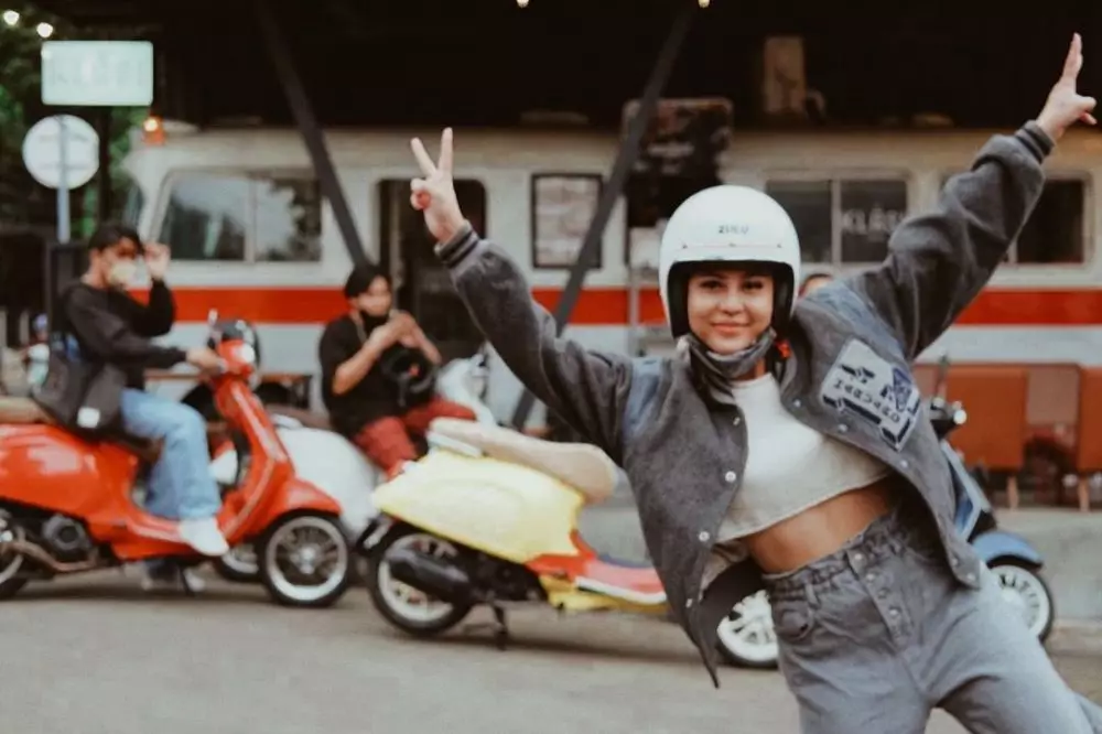 Potret Awkarin saat motoran bareng mantan Instagram