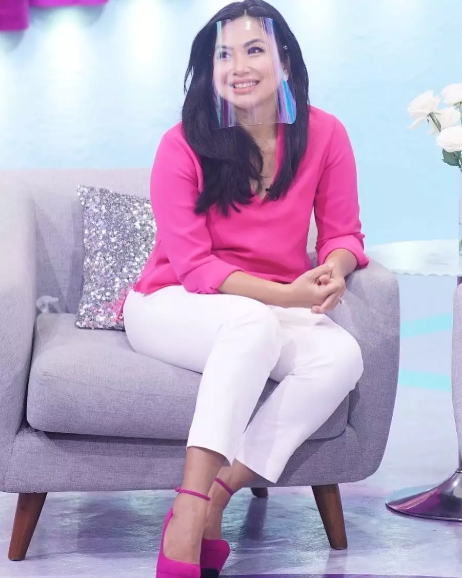 Pesona presenter cantik usia hampir setengah muda Instagram